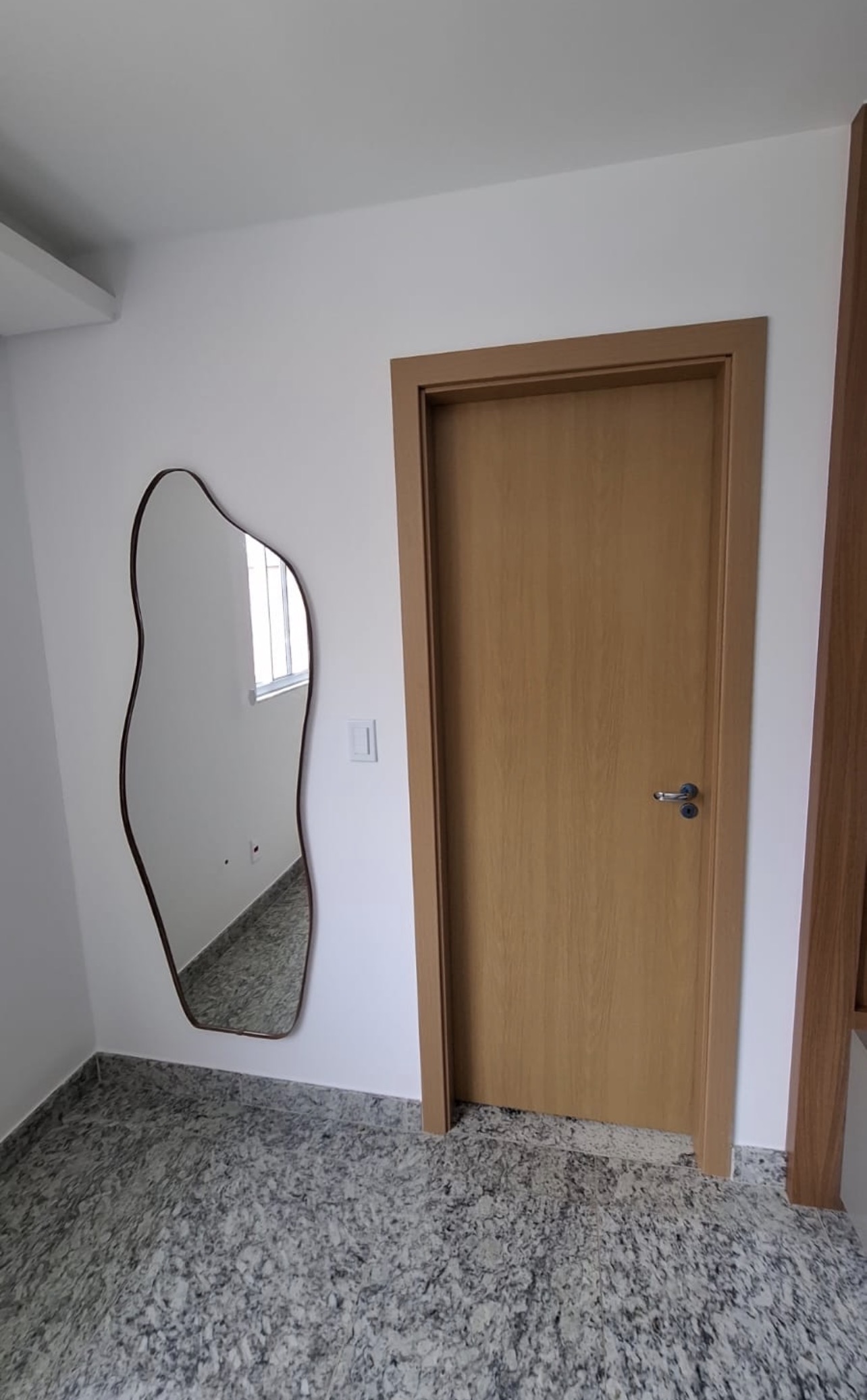 Espelho orgânico com moldura em couro sintético